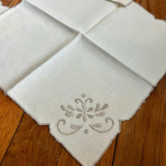 Vintage Cream Embroidered Linen Blend Napkins Set of 4 Scalloped Border. - Picture 5 of 10